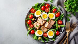 Rezept für klassischen Salade Niçoise mit Thunfisch, Ei und Gemüse